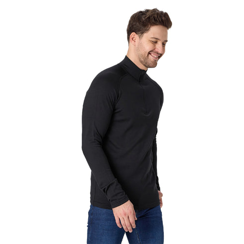 Mann lächelt und trägt einen Pullover aus 100% Merinowolle in schwarz